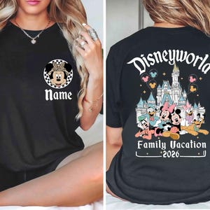 Puede incluir: Camiseta negra con un dise&ntilde;o de Mickey Mouse en la parte delantera, sobre un c&iacute;rculo a cuadros, y la palabra "Name". La parte trasera muestra "Disneyworld Family Vacation 2026" con personajes de Disney y un castillo.