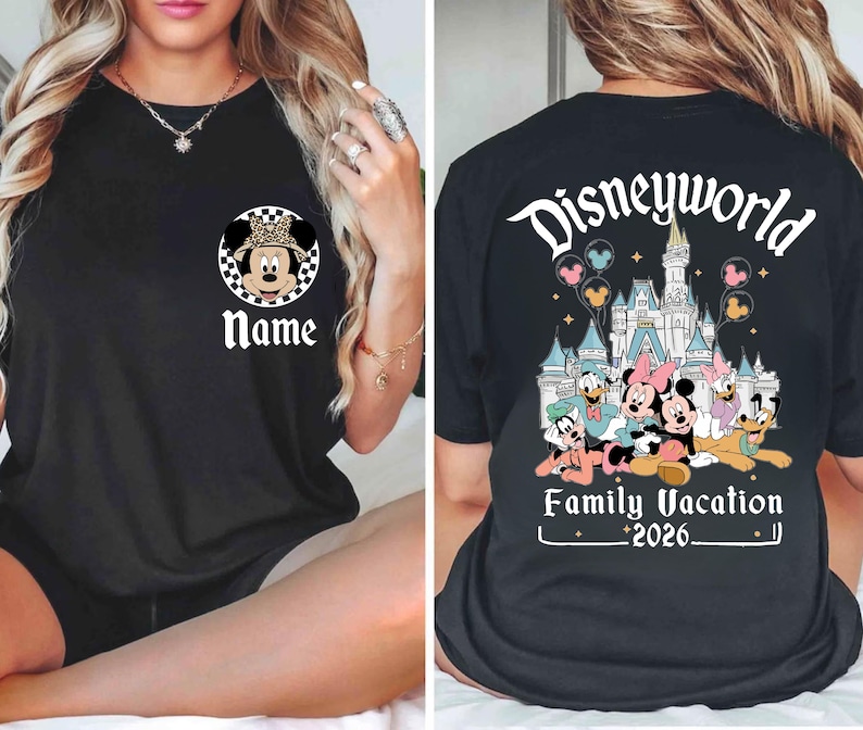 Puede incluir: Camiseta negra con un dise&ntilde;o de Mickey Mouse en la parte delantera, sobre un c&iacute;rculo a cuadros, y la palabra "Name". La parte trasera muestra "Disneyworld Family Vacation 2026" con personajes de Disney y un castillo.