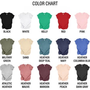 Puede incluir: Carta de colores que muestra 15 colores de camiseta diferentes. Los colores son: negro, blanco, verde kelly, rojo, rosa, verde militar, arena, azul oscuro jaspeado, azul marino jaspeado, azul columbia jaspeado, gris jaspeado atl&eacute;tico, malva jaspeado, granate jaspeado, melocot&oacute;n jaspeado y gris oscuro jaspeado.
