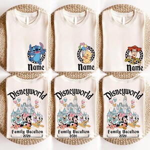 Puede incluir: Seis camisetas blancas con gr&aacute;ficos de personajes de Disney. La fila superior presenta a Stitch, Winnie the Pooh y Woody. La fila inferior muestra un dise&ntilde;o de Disneyworld con personajes y el texto "Family Vacation 2026". Cada camiseta tiene espacio para un nombre.