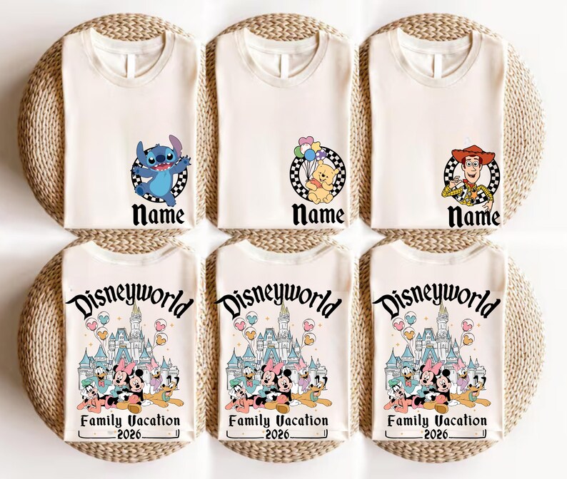Puede incluir: Seis camisetas blancas con gr&aacute;ficos de personajes de Disney. La fila superior presenta a Stitch, Winnie the Pooh y Woody. La fila inferior muestra un dise&ntilde;o de Disneyworld con personajes y el texto "Family Vacation 2026". Cada camiseta tiene espacio para un nombre.