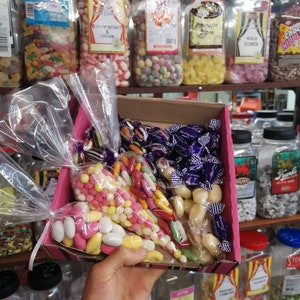 Bonbonnière traditionnelle galloise. Bonbons des années 50, Bonbons sucrés, Boîte-cadeau de bonbons rétro, Bonbons à l&#39;ancienne, Coffret cadeau décennie des années 50, Lossindant
