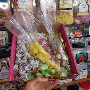 Bonbonnière traditionnelle galloise. Bonbons des années 50, Bonbons sucrés, Boîte-cadeau de bonbons rétro, Bonbons à l&#39;ancienne, Coffret cadeau décennie des années 50, Lossindant