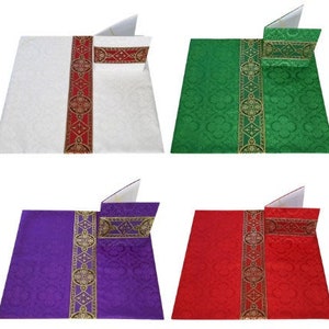 Peut inclure: Quatre nappes d'autel avec des étoles assorties. Les nappes sont blanches, vertes, violettes et rouges avec des bordures dorées et rouges. Les étoles sont de la même couleur que les nappes.