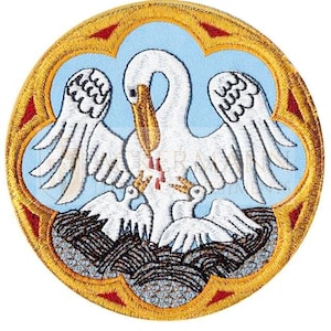 以下が含まれることがあります： 金色の縁取りと青い背景を持つ円形の刺繍パッチ。パッチの中央には、胸に赤い血のしずくがついた白いペリカンが描かれており、自分の血で子供たちに餌を与えています。ペリカンは、編まれた枝の巣に囲まれています。