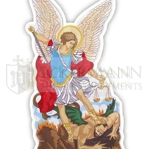 以下が含まれることがあります： 白い大きな羽根を持つ天使が、赤いローブを着て剣を持ち、緑色の羽根を持つ悪魔を踏んでいる刺繍パッチ。天使は青と金の胸当てと白いスカートを身に着けている。悪魔は茶色の岩の上に横たわっており、周りに炎が燃えている。