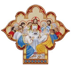 以下が含まれることがあります： 最後の晩餐を描いた刺繍。イエスと弟子たちがテーブルを囲んでいます。シーンは赤と金のアーチで囲まれており、複雑なディテールと白い背景があります。