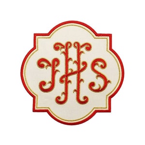 以下が含まれることがあります： 白い背景に赤い刺繍が施されたパッチで、金色の刺繍で「IHS」の文字が書かれています。