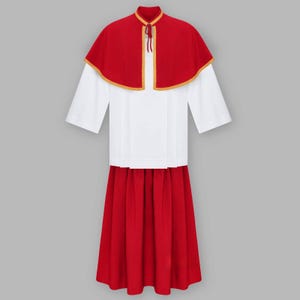 Puede incluir: Conjunto de vestiduras litúrgicas que incluye una túnica blanca, una capa roja con ribete dorado y una falda roja a juego. La capa tiene un cuello alto y un lazo. La falda es plisada y llega a la pantorrilla. Para ceremonias religiosas.