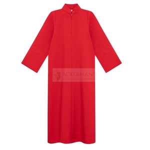Puede incluir: Una casulla litúrgica roja con cierre de cremallera y cuello alto. La casulla está hecha de una tela lisa y tiene mangas largas. El texto "Ackermann Liturgical Vestments" está impreso en la parte inferior de la casulla.