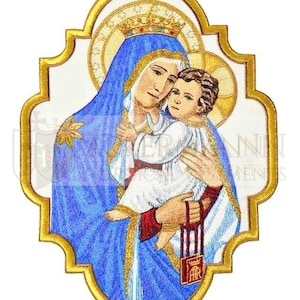 以下が含まれることがあります： 聖母マリアが赤ん坊のイエスを抱いている刺繍パッチ。画像は金色の枠で囲まれ、白い背景に置かれています。