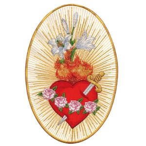 以下が含まれることがあります： 聖なるイエスの心臓を描いた刺繍パッチ。心臓は赤く、剣で貫かれ、白いユリとピンクのバラで囲まれています。心臓は金色の光線の背景に置かれています。
