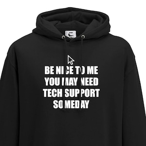 Pode incluir: Camisola de capuz preta com um gráfico branco que diz "Seja legal comigo, você pode precisar de suporte técnico algum dia".