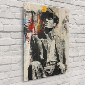 Könnte beinhalten: Ein Mixed-Media-Porträt eines Mannes mit Fedora und Anzug, in Schwarz-, Weiß- und Grautönen mit roten, gelben und blauen Akzenten. Das Kunstwerk hat einen strukturierten, malerischen Stil mit sichtbaren Pinselstrichen und einer Vintage-Ästhetik.