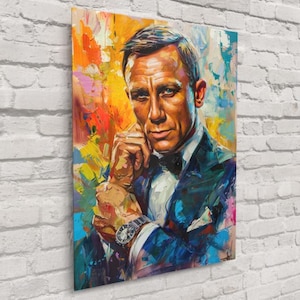 Puede incluir: Pintura al óleo sobre lienzo de un hombre con esmoquin, pajarita y reloj de pulsera. La obra de arte presenta una vibrante paleta de colores naranja, amarillo, azul y verde. El hombre mira directamente al espectador, con la mano cerca de la cara.