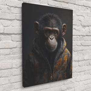 Puede incluir: Impresión en lienzo de un chimpancé con una sudadera con capucha. El chimpancé tiene una expresión seria, con detalles en el pelaje y los rasgos faciales. La sudadera tiene un patrón gris y amarillo, con cremallera.