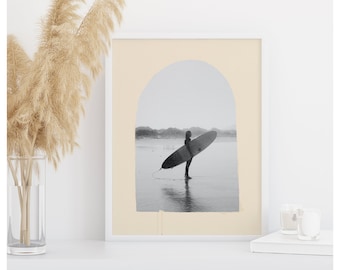 Arte mural imprimible de chica surfera – Póster vintage de surf – Descarga digital de estilo bohemio costero