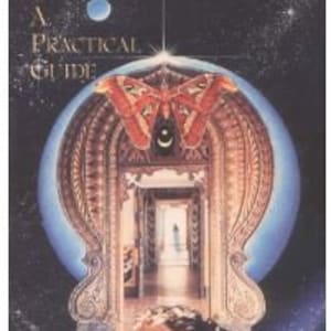 Puede incluir: Portada de libro con fondo azul y blanco que presenta una gran puerta adornada con una polilla y una luna creciente. El título "Basic Magick: A Practical Guide" está escrito en texto blanco con contorno negro. El nombre del autor, "Phillip Cooper", está escrito en texto blanco en la parte inferior de la portada.