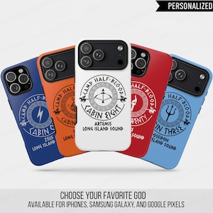 Puede incluir: Una colección de fundas para teléfonos en varios colores, cada una con un diseño único. Las fundas muestran el texto "Camp Half-Blood" y diferentes símbolos de dioses griegos. Disponibles para iPhones, Samsung Galaxy y Google Pixels.