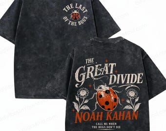 Può includere: Una t-shirt grigio antracite con lavaggio acido che presenta una piccola grafica di coccinella sul petto con il testo THE LAST OF THE BUGS. Il retro mostra una grande coccinella, fiori e il testo THE GREAT DIVIDE, NOAH KAHAN, CALL ME WHEN THE BUGS DON'T DIE.