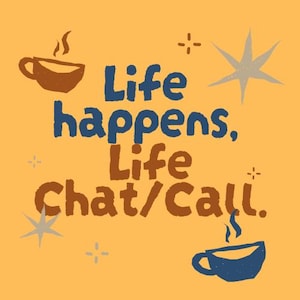 Puede incluir: Ilustración sobre un fondo amarillo con el texto "Life happens, Life Chat/Call". El diseño incluye dos tazas de café y estrellas. El texto y las tazas de café son en tonos marrones y azules.