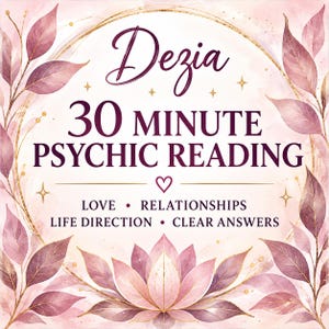 Op de afbeelding: Een vierkante afbeelding met een lichte achtergrond, mauvekleurige bladeren in aquarel en een lotusbloem. De tekst luidt: Dezia, 30 MINUTE PSYCHIC READING, LOVE • RELATIONSHIPS, LIFE DIRECTION • CLEAR ANSWERS. Een gouden cirkelvormig kader omringt de tekst.