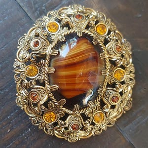 Vintage West-Duitse bruine gesigneerde oorbellen en broche van porfierglas