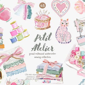 Op de afbeelding: Waterverfillustratie met naaigerelateerde elementen. Bevat garenklosjes, stapels stof, een naaimachine, een speldenkussen, een kat en de tekst "Petit Atelier". Het kleurenpalet is zacht pastel.