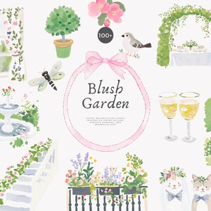 以下が含まれることがあります： 庭をテーマにした水彩イラスト。花柄のカーテン付きの窓、トピアリー、トンボ、鳥、庭のアーチ、噴水、階段、馬が描かれています。「Blush Garden」というテキストがピンクのリボンにあります。