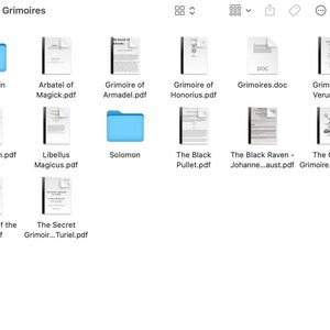 K&ouml;nnte beinhalten: Eine digitale Anzeige verschiedener Grimoires, darunter "Abramelin", "Arbatel of Magick" und "Grimoire of Armadel". Die Dokumente sind im PDF-Format, mit sichtbaren Titeln. Ein blauer Ordner mit der Bezeichnung "Solomon" ist ebenfalls vorhanden.