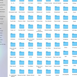 K&ouml;nnte beinhalten: Screenshot eines Computer-Desktops mit zahlreichen blauen Ordner-Symbolen, die jeweils mit esoterischen und okkulten Begriffen beschriftet sind. Die Ordner sind in einem Raster angeordnet, was auf eine digitale Bibliothek oder ein Archiv hindeutet.