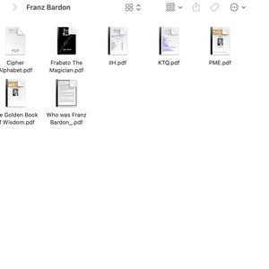 K&ouml;nnte beinhalten: Eine Sammlung von PDF-Dokumenten, darunter "Cipher Alphabet.pdf", "Frabato The Magician.pdf" und weitere. Die Dateien werden auf wei&szlig;em Hintergrund angezeigt, mit dem Titel "Franz Bardon" oben.