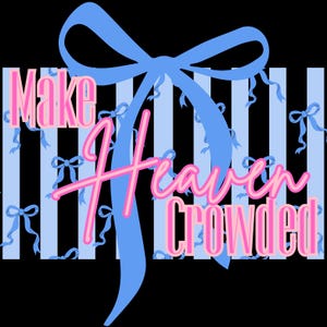 Pu&ograve; includere: Design grafico con le parole "Make Heaven Crowded" in rosa e blu. Il design presenta un grande fiocco blu e nastri, su uno sfondo di strisce bianche e nere e piccoli fiocchi blu.