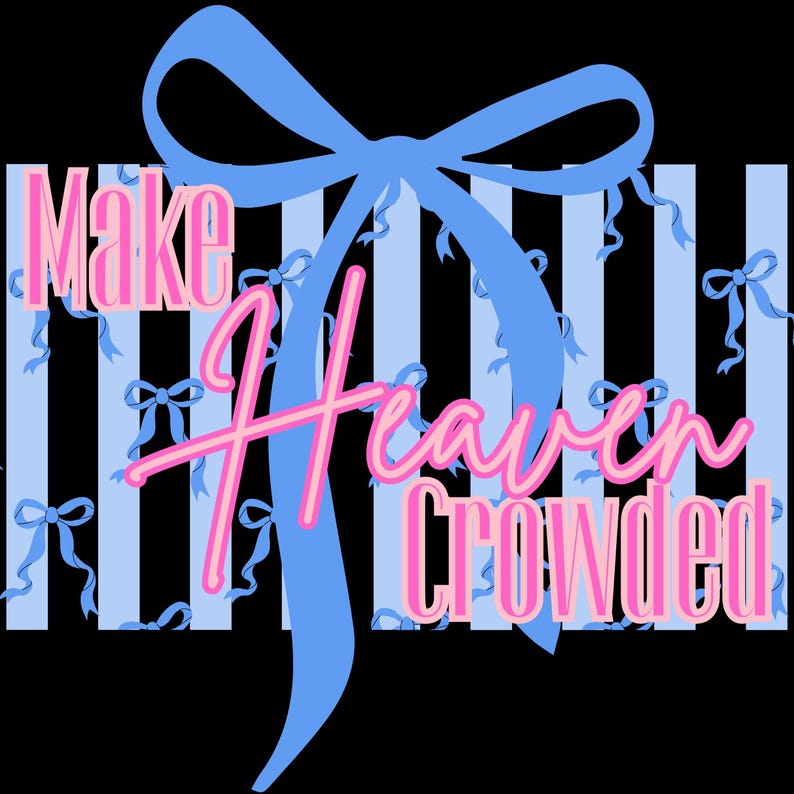Pu&ograve; includere: Design grafico con le parole "Make Heaven Crowded" in rosa e blu. Il design presenta un grande fiocco blu e nastri, su uno sfondo di strisce bianche e nere e piccoli fiocchi blu.