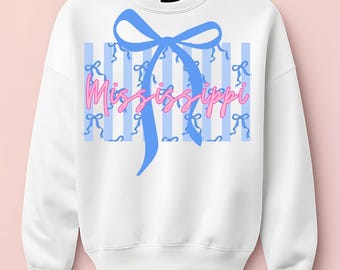 Design de Chemise Mississippi Coquette | Écriture rose, noeuds bleus (Téléchargement numérique PNG)