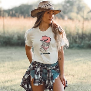 Meowdy Shirt, Cat with Pink Cowboy Hat Shirt - Funny Meme T-Shirt for Cat Lovers, Gift for Cat Moms, Trendy Shirts for Country Girls Natural