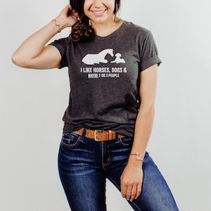 Damen T-Shirt 'I Like Horses Dogs And Maybe 3 People' - Lustiges Tierliebhaber Shirt