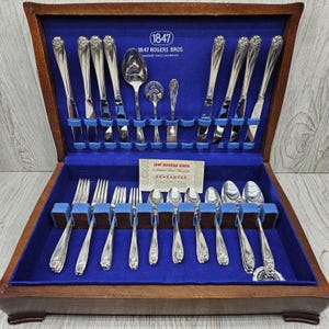 Vintage 1847 Rogers Bros Daffodil Silverplate Flatware Set 50pc Chest Service