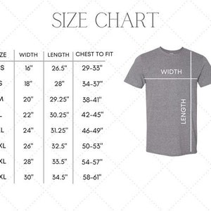 Peut inclure: Tableau des tailles pour un t-shirt avec des mesures en pouces pour la largeur, la longueur et la poitrine &agrave; ajuster. Le tableau montre les tailles XS &agrave; 4XL.
