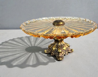 Vintage Hollywood Regency bärnstensfärgad glaskakfat – Guldförgylld piedestal, dessertdisplay från mitten av århundradet