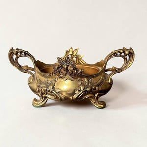 Macetero de latón francés Nouveau antiguo Jardiniere Motivo de hoja floral Recipiente de tazón adornado con patas