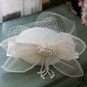 Fascinator Hat with Veil - Birdcage Feather Wedding Hat - Headpiece Bridal Mesh Hat - White Lace Bow Women Tea Party Pillbox Hat