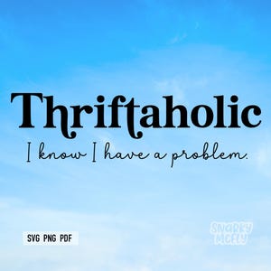 Puede incluir: Un fondo de cielo azul con las palabras "Thriftaholic" en letras negras grandes. Debajo, en una fuente más pequeña, se lee "I know I have a problem." La esquina inferior izquierda tiene el texto "SVG PNG PDF".