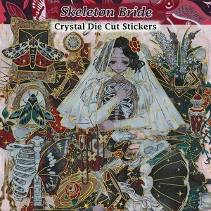 Puede incluir: Un conjunto de pegatinas de corte troquelado de cristal que representan a una novia esqueleto con un vestido y velo blancos, rodeada de diversas imágenes de inspiración gótica y victoriana, incluyendo rosas, mariposas, calaveras y un reloj de arena. El texto "Skeleton Bride" y "Crystal Die Cut Stickers" está impreso en la parte superior de la imagen.
