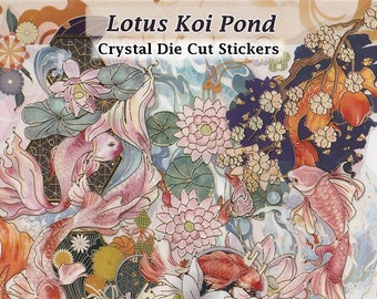 Könnte beinhalten: Eine Bogen mit ausgestanzten Aufklebern, die farbenfrohe Koi-Karpfen zeigen, die in einem Teich mit rosa und weißen Lotusblumen schwimmen. Die Aufkleber sind mit "Lotus Koi Pond Crystal Die Cut Stickers" beschriftet.