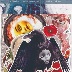 Pode incluir: Uma folha de autocolantes intitulada "BIZARRE BODIES IV" com uma cole&ccedil;&atilde;o de autocolantes surreais. Os autocolantes incluem um corvo preto com um rosto de boneca, um ovo frito com um rosto, rostos de bonecas em flores e outros elementos surreais.