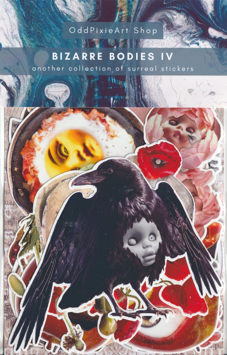Pode incluir: Uma folha de autocolantes intitulada "BIZARRE BODIES IV" com uma cole&ccedil;&atilde;o de autocolantes surreais. Os autocolantes incluem um corvo preto com um rosto de boneca, um ovo frito com um rosto, rostos de bonecas em flores e outros elementos surreais.
