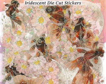 Könnte beinhalten: Irideszierende, gestanzte Aufkleber mit Goldfischen mit braunen und orangefarbenen Details, vor einem Hintergrund aus rosa und gelben Blumen. Die Aufkleber sind mit "Moonblossom Fish" beschriftet.
