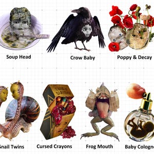 Pode incluir: Uma colagem de obras de arte surreais, incluindo uma cabe&ccedil;a de beb&eacute; em sopa, um corvo com rosto de boneca e um frasco de perfume com um beb&eacute; dentro. Outros itens incluem uma caixa de l&aacute;pis de cor e uma criatura semelhante a um sapo.