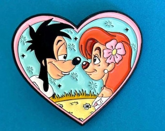 Op de afbeelding: Een hartvormige emaille pin met een cartoonkoppel, Goofy en een roodharige vrouw, met een roze bloem in haar haar. Ze kijken elkaar aan met een romantische uitdrukking. De pin heeft een lichtblauwe achtergrond met witte sterren.